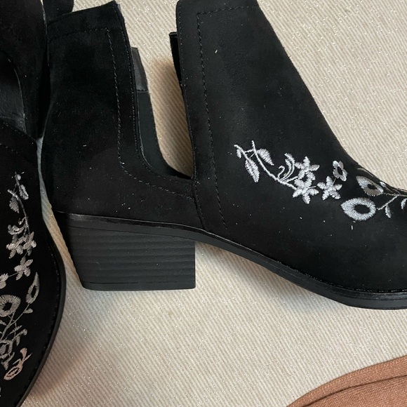 New! Olivia Miller Black Faux Suede Embroidered Cut-Out Bootie / Boots - Size 10 - Picture 4 of 4